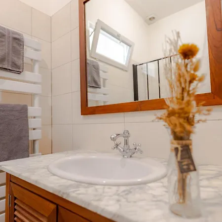 Maison Elegante Avec Jardin I Centre De